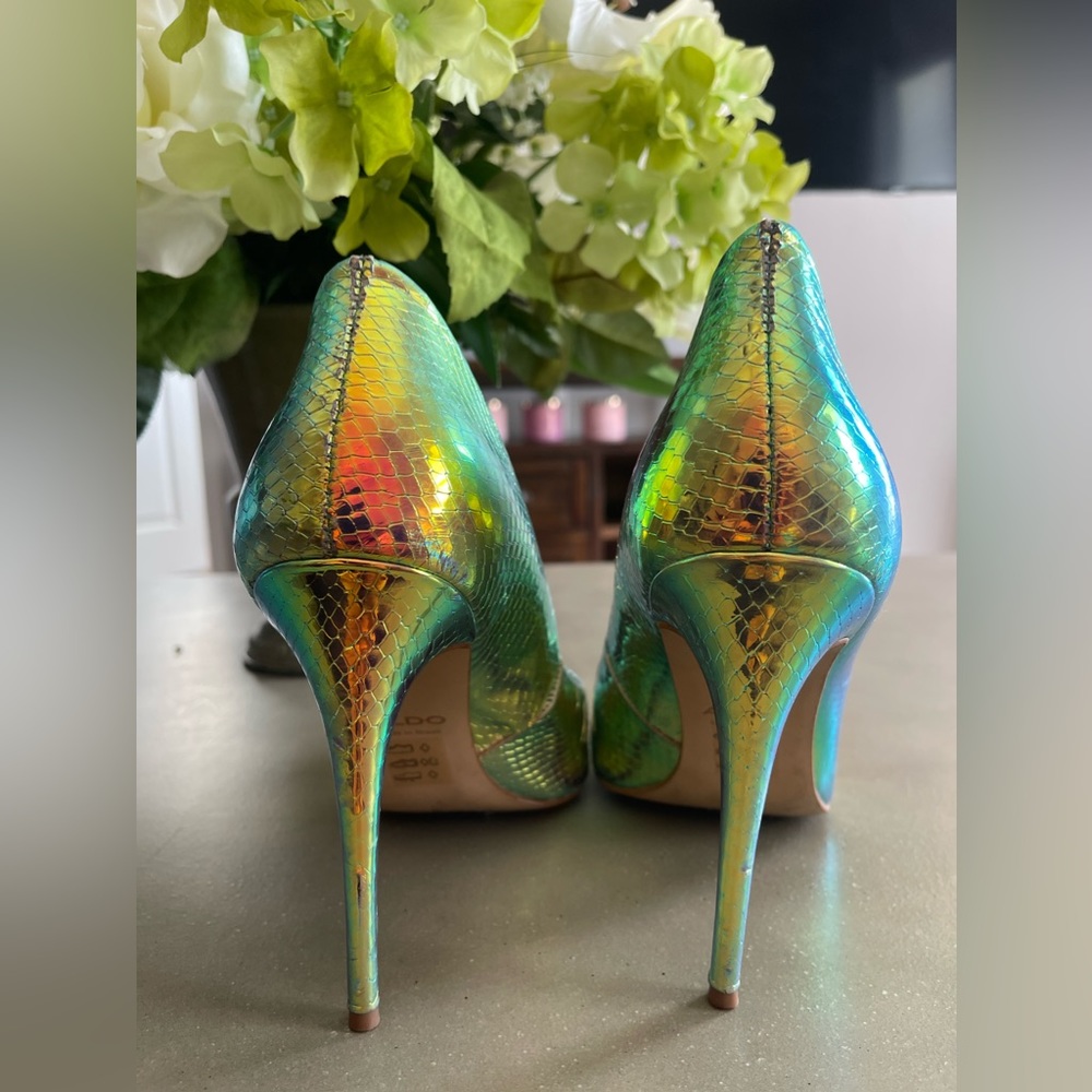 Holographic Aldo Heels